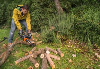 Worx_WG322_Chainsaw_ManCuttingLogs