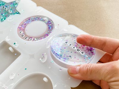 removing circle resin shape from plastic mold