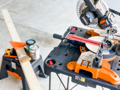 worx table saw sitting on top of worx work table