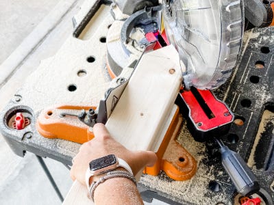 using worx miter saw to cut angle into wood