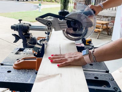 table saw cutting wood pieces