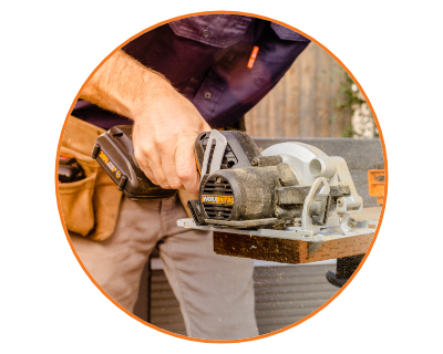 man using the saw the cut lumber